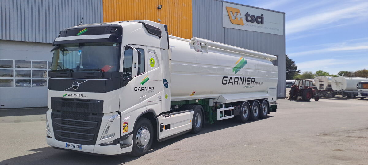 Un camion sur le parking d'une entreprise de transport - Illustration Le biodiesel, une énergie de transition