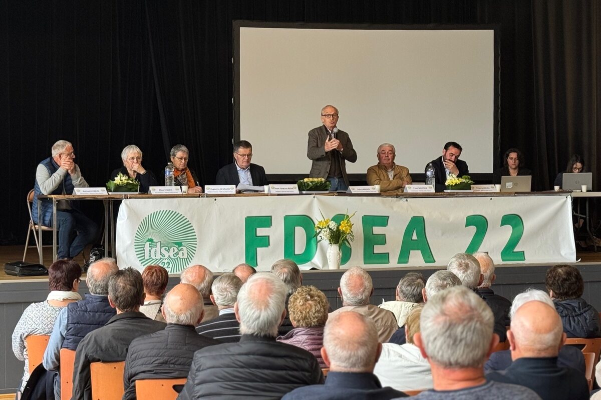 Huit personnes à la tribune d'une assemblée générale devant un public de séniors - Illustration Profiter de la progression de l’espérance de vie