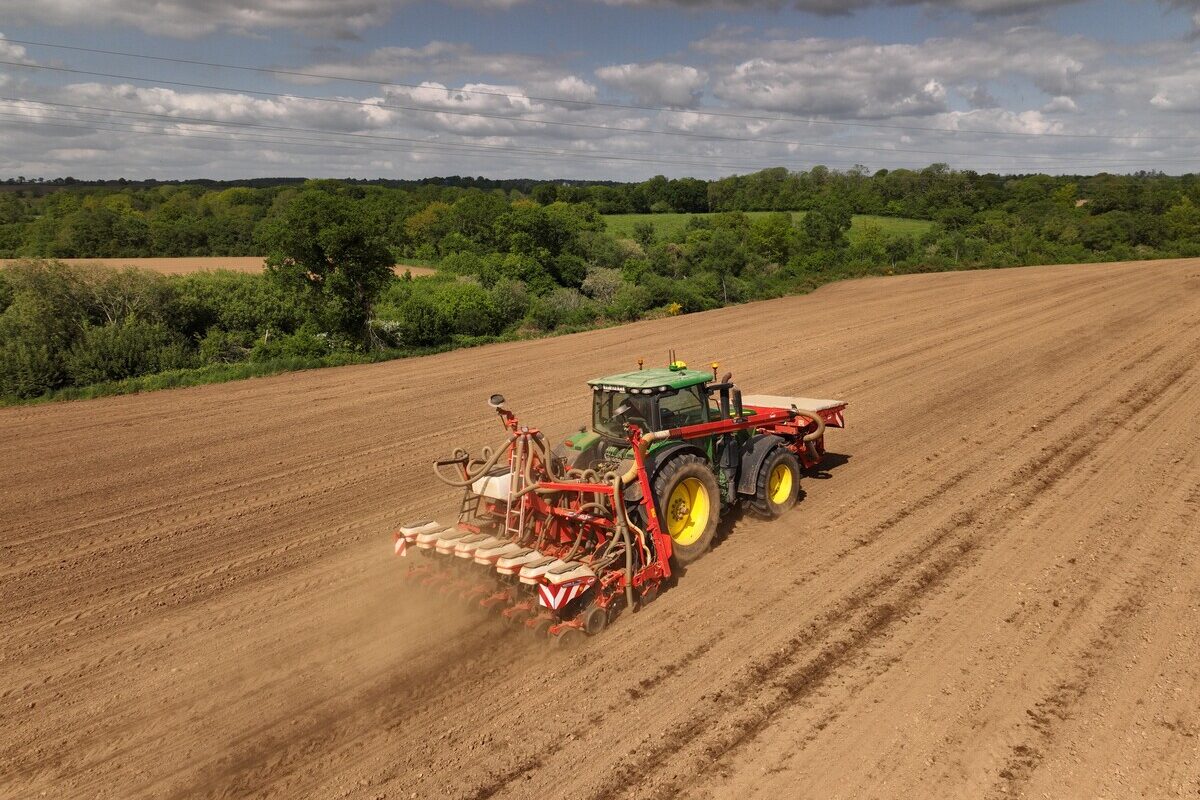 Vue aérienne d'un tracteur en train de semer du maïs dans un champ - Illustration Revalorisation de l&rsquo;aide à 15 cts par litre