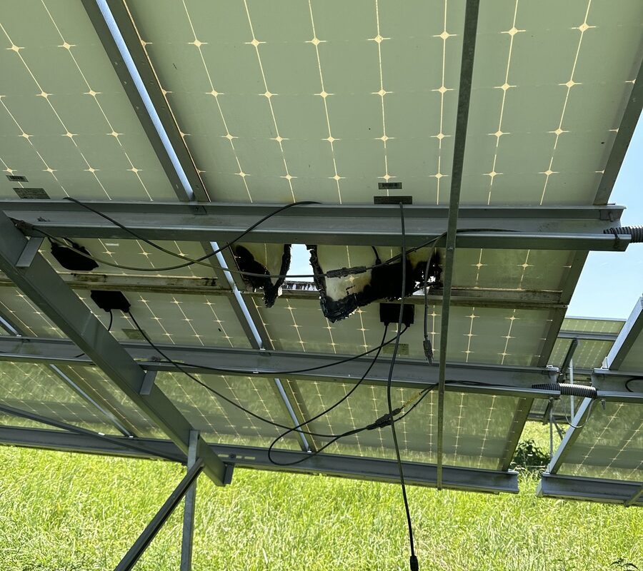 Vue de dessous d'un panneau photovoltaïque - Illustration Plus qu’un nettoyage