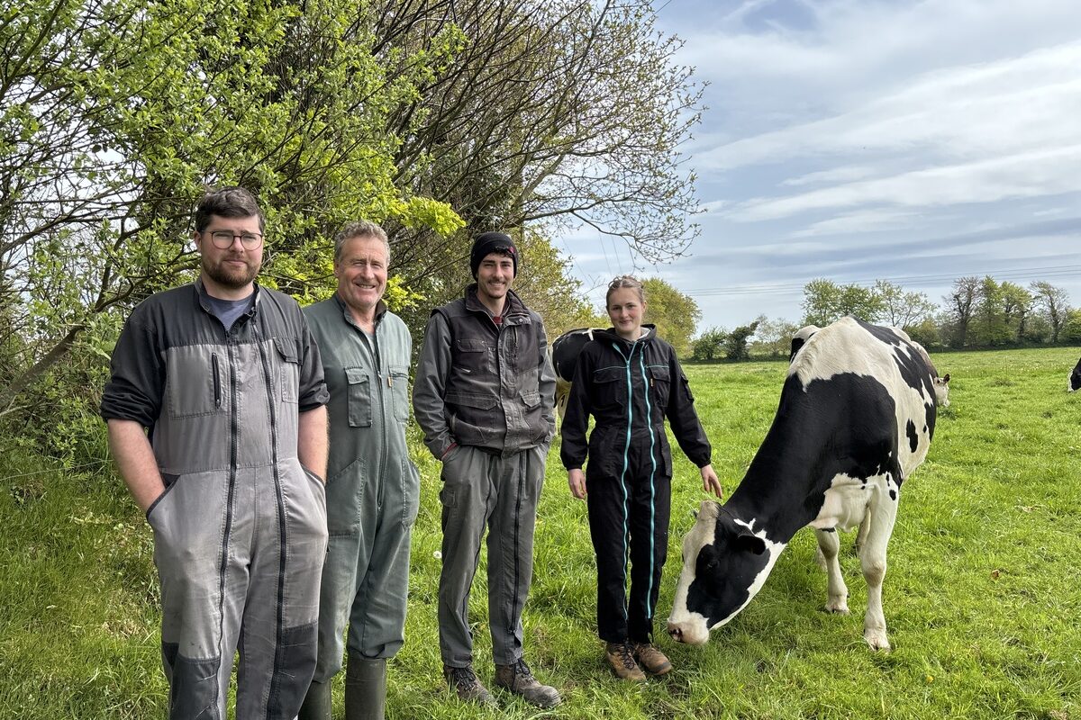 Des agriculteurs avec une vache - Illustration « Les haies sont en fait nos bâtiments »
