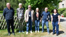 Des hommes et femmes dans un jardin