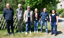 Des hommes et femmes dans un jardin