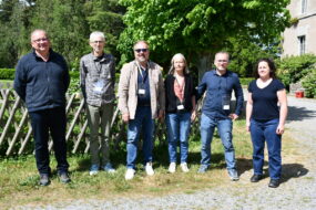 Des hommes et femmes dans un jardin