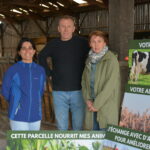 Trois personnes dans un hangar agricole