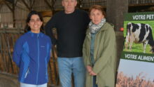 Trois personnes dans un hangar agricole