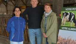 Trois personnes dans un hangar agricole