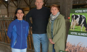 Trois personnes dans un hangar agricole