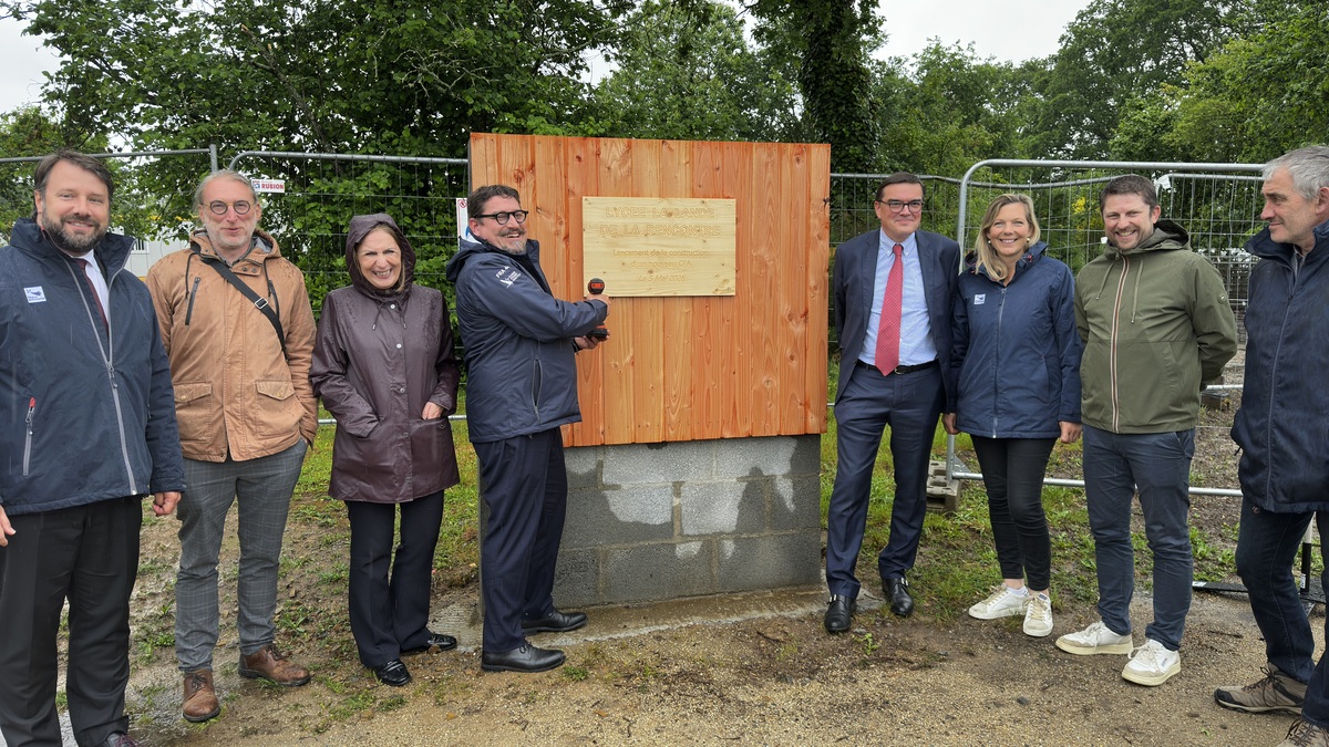 Un groupe de personne devant la première planche posée d'un bâtiment en construction - Illustration Le CFA de Saint-Aubin-du-Cormier se développe